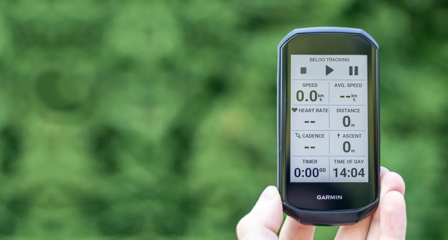 Garmin Edge cycling computer showing the Beloo tracking widget with speed, heart rate and distance data
